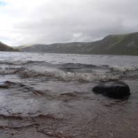 Popis: Cairngorm, jezero Loch Muick