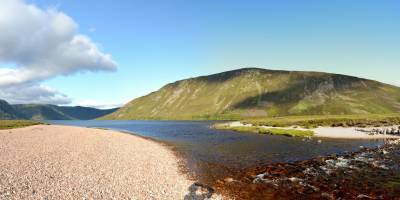 Popis: Cairngorm, jezero Loch Muick, výtok z jezera