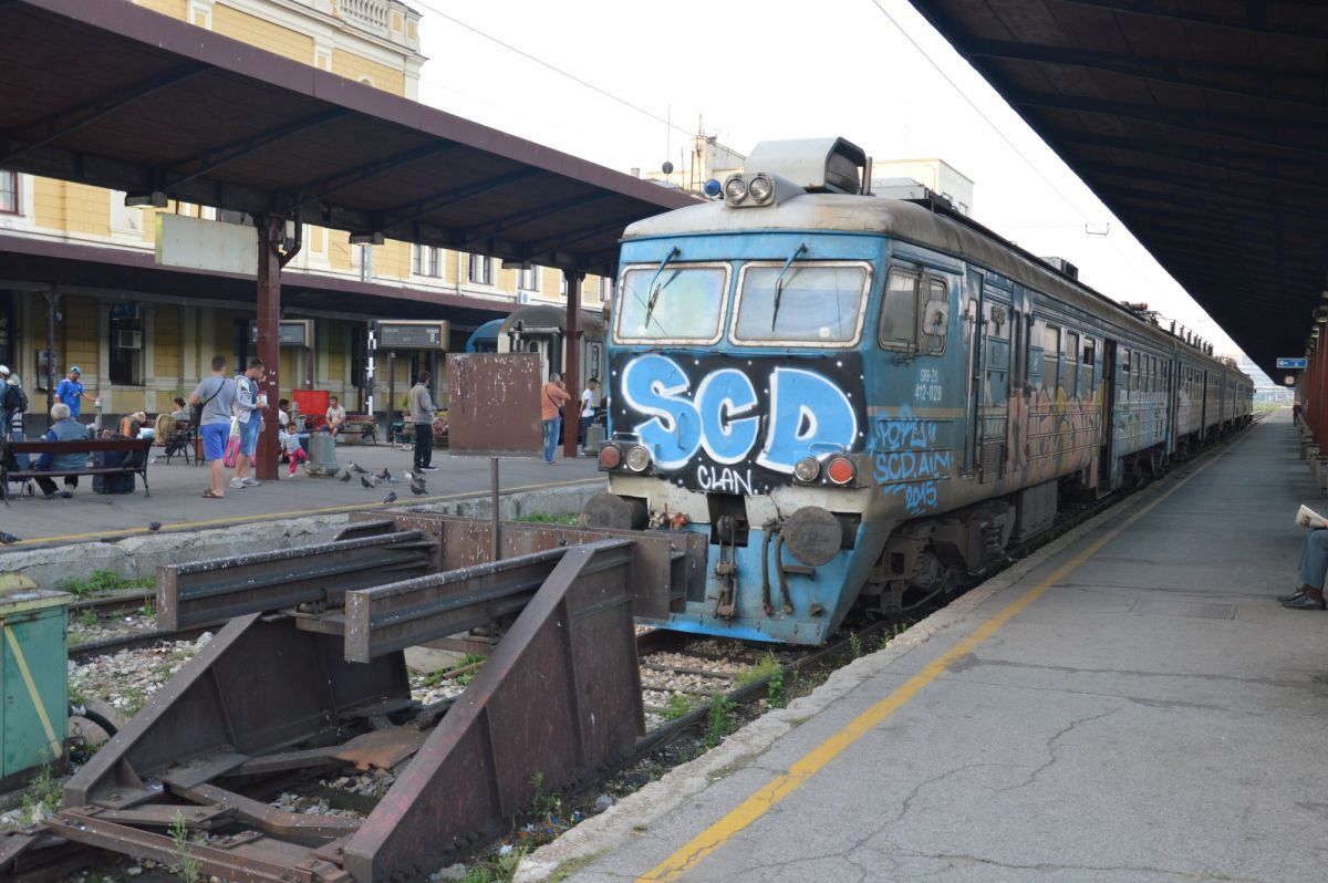 Bělehrad, hlavní nádraží; místo, kde se zastavil čas: vlaky, vagóny, peróny, haly a okolí