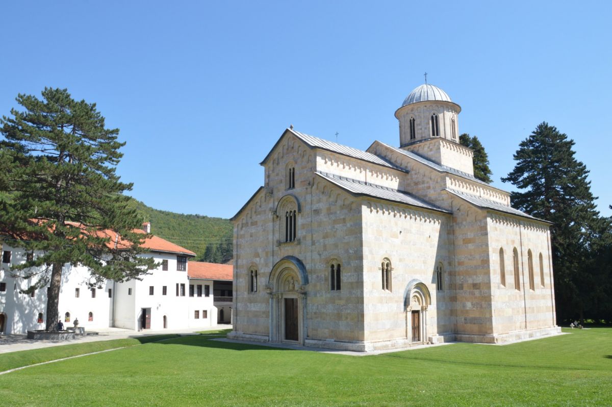 Pravoslavý klášter Veliki Dečani u Dečani v Kosovu; historicky hodnotný kostel uprostřed