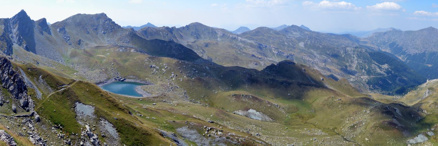 Kosovské Prokletije: vlevo Veliko jezero, vzadu hraniční hřeben s Albánií a Černou Horou