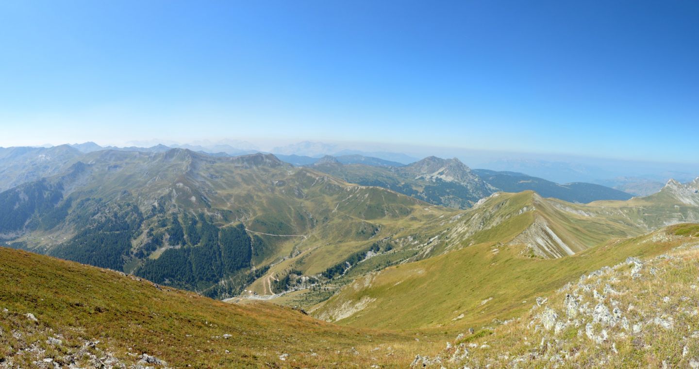 Na hoře Maja e Rops (2501 m), pohled k jihozápadu