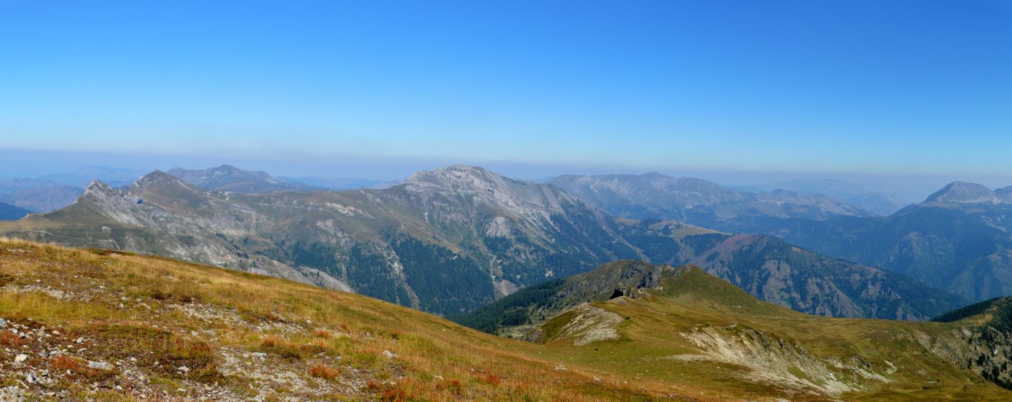 Na hoře Maja e Rops (2501 m), pohled k severu, cca uprostřed hora Bogdaš