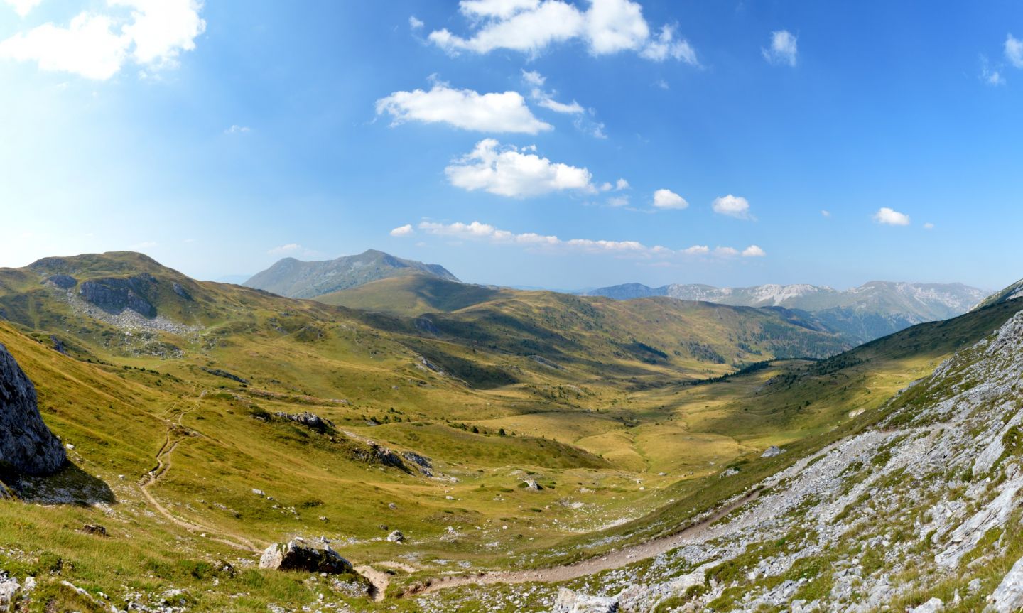 Nad prameništi řeky Dečanské Bistrice; vzadu Ljumbardska planina