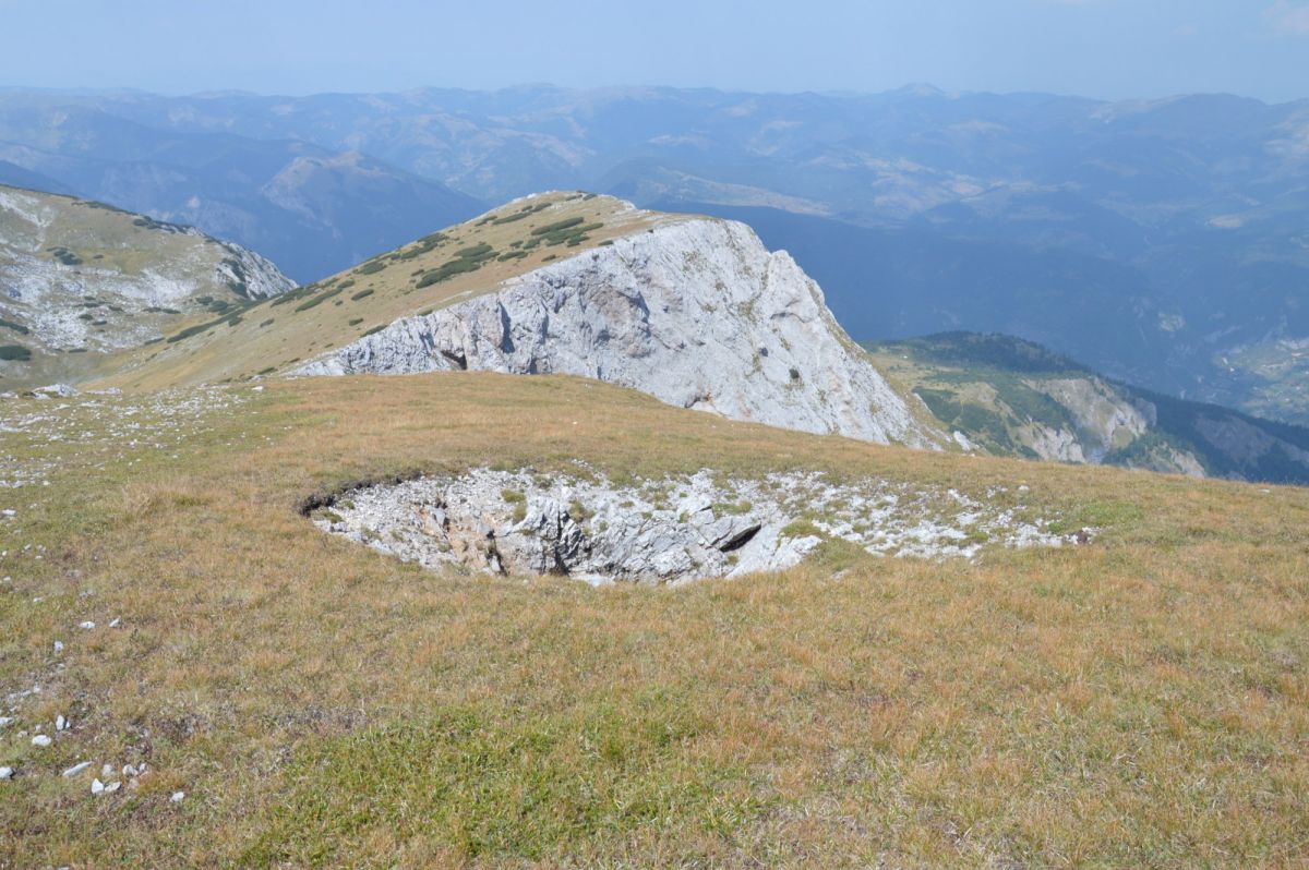 Ljumbardská planina, hora Žuty kamen, propast na vrcholu