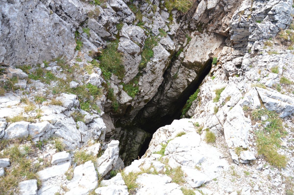 Ljumbardská planina, hora Žuty kamen, propast na vrcholu