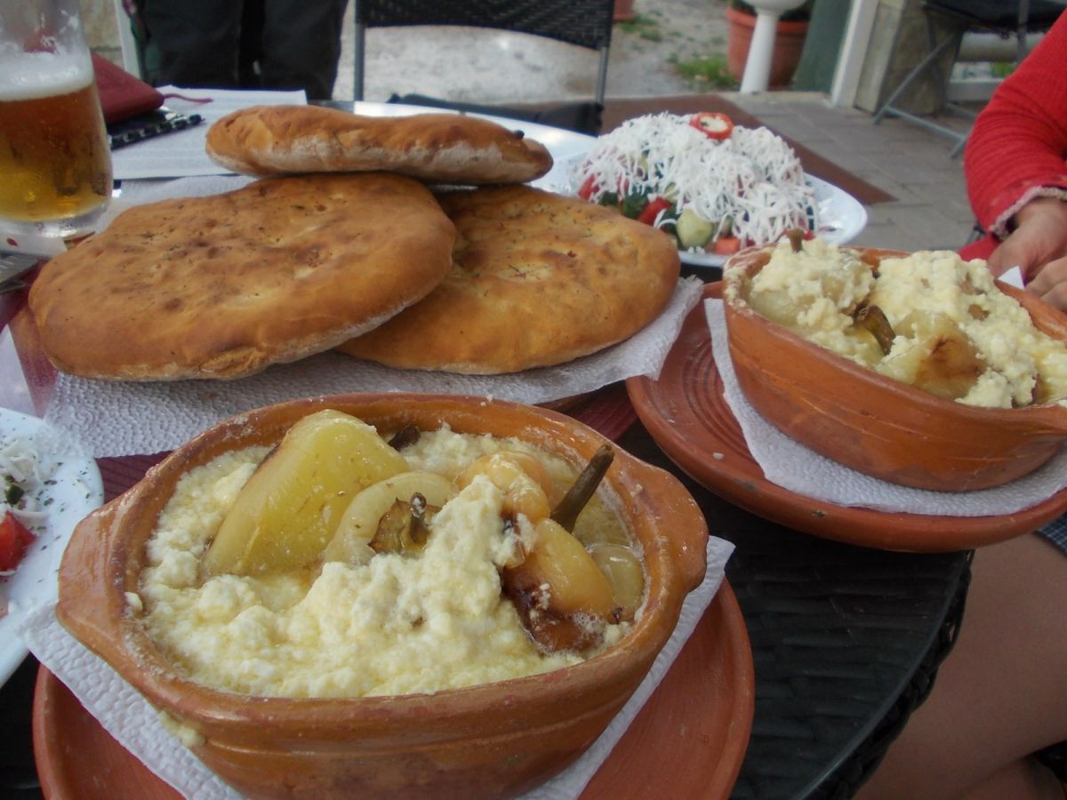 Bogë, turistické letovisko kosovského Prokletije, kosovská specialita  speca me mazë (zapečené papriky)