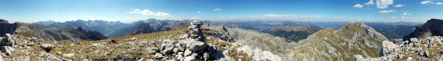 Na vrcholu hory Zla Kolata (2534 m), na nejvyšším bodu Černé hory; panoráma 360 stupňů. (Uveřejněno i na Wikimedia pod licencí CC BY-SA 4.0)