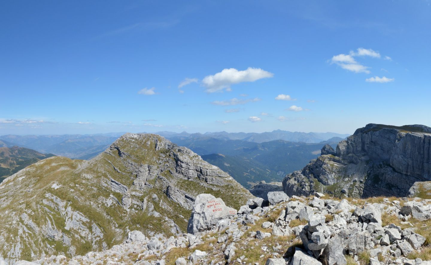 Na vrcholu hory Zla Kolata (2534 m), vzadu kosovské Prokletije