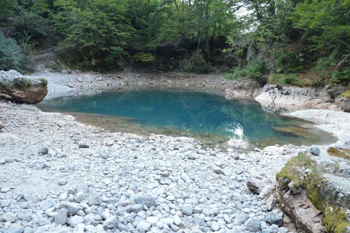 Vusanje, dolina Ropojana: vyvěračka Oko Skakavice