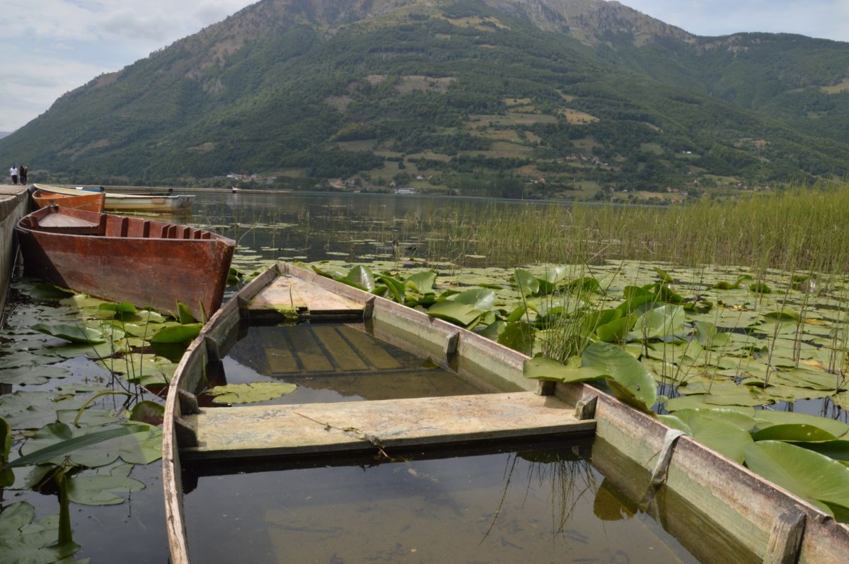 Plavské jezero, před deštěm; vzadu ProkletijePlavské jezero