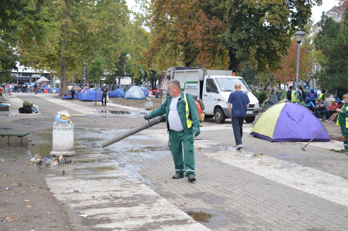 Bělehrad: ranní úklid uprchlického tábora