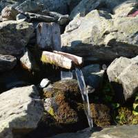 Popis: Pramen vody na místě Curra e Hasan (2050)