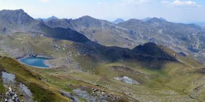 Popis: Kosovské Prokletije: vlevo Veliko jezero, vzadu hraniční hřeben s Albánií a Černou Horou