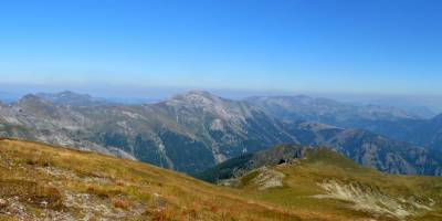 Popis: Na hoře Maja e Rops (2501 m), pohled k severu, cca uprostřed hora Bogdaš