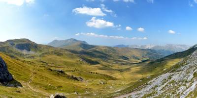 Popis: Nad prameništi řeky Dečanské Bistrice; vzadu Ljumbardska planina