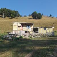Popis: Planina Hajla, údolí Gropa e Male, salaš