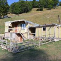 Popis: Planina Hajla, údolí Gropa e Male, salaš