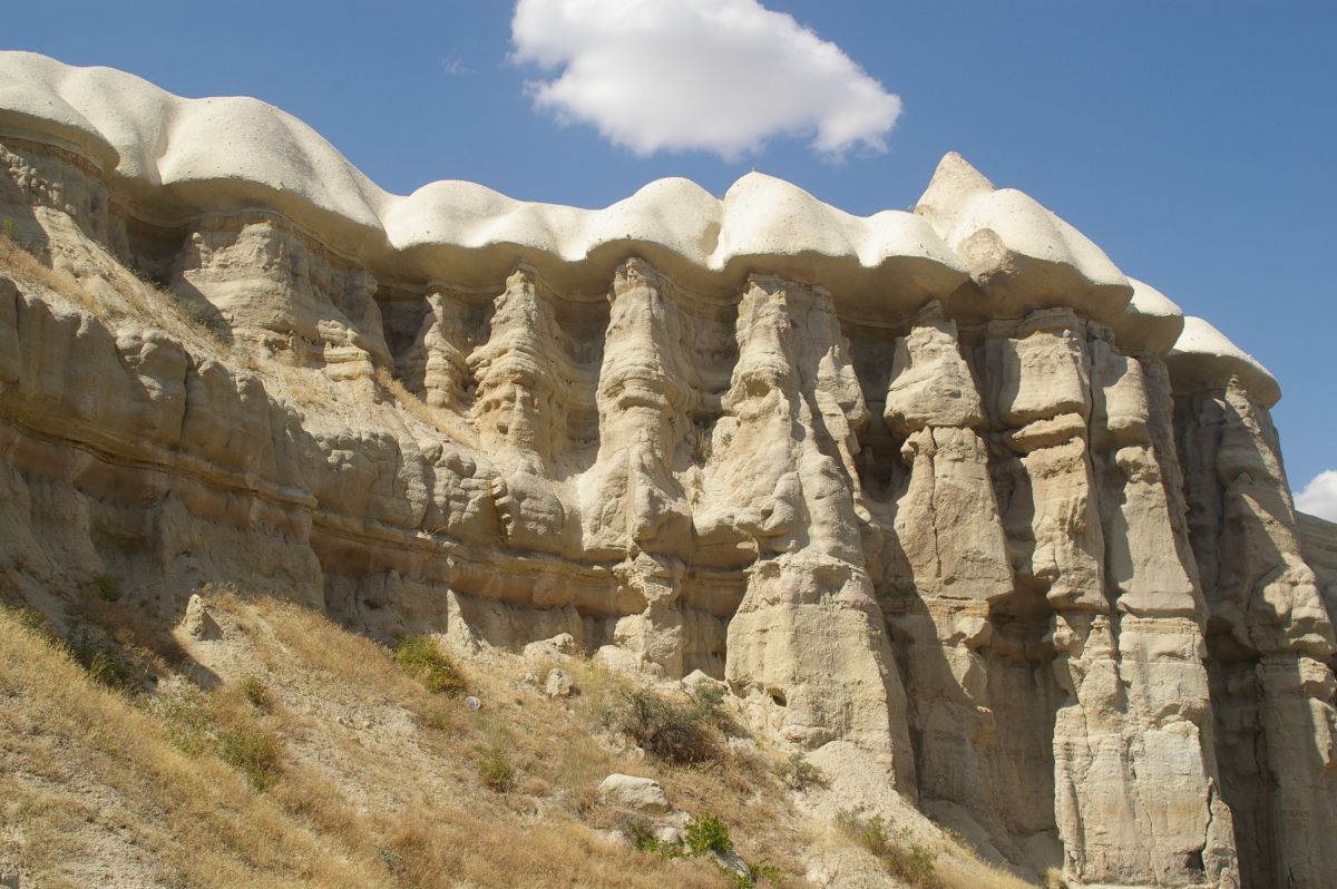 Kapadocie, údolí holubů nedaleko městečka Uçhisar