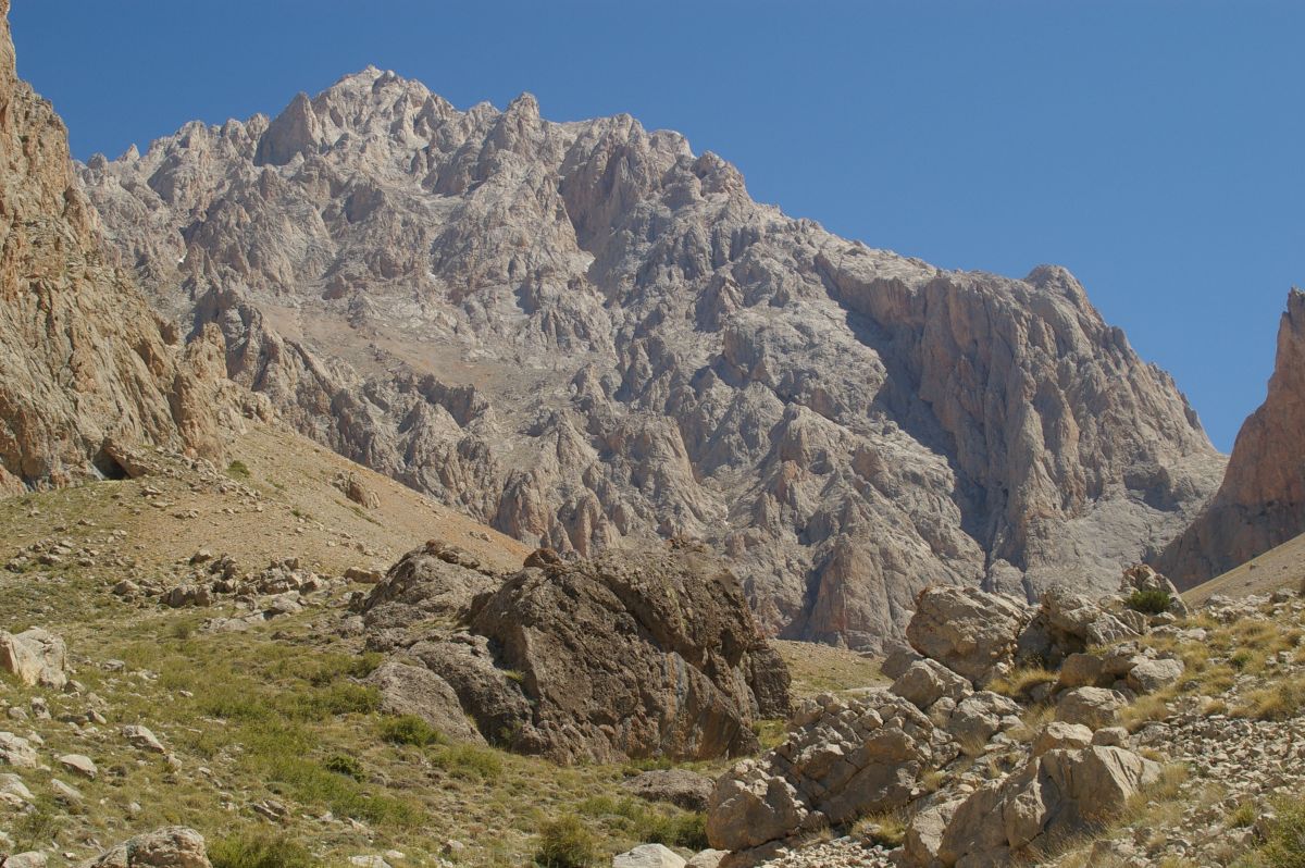 Aladagar, údolí Narpuz Vadisi, pohled na horu Demirkazik