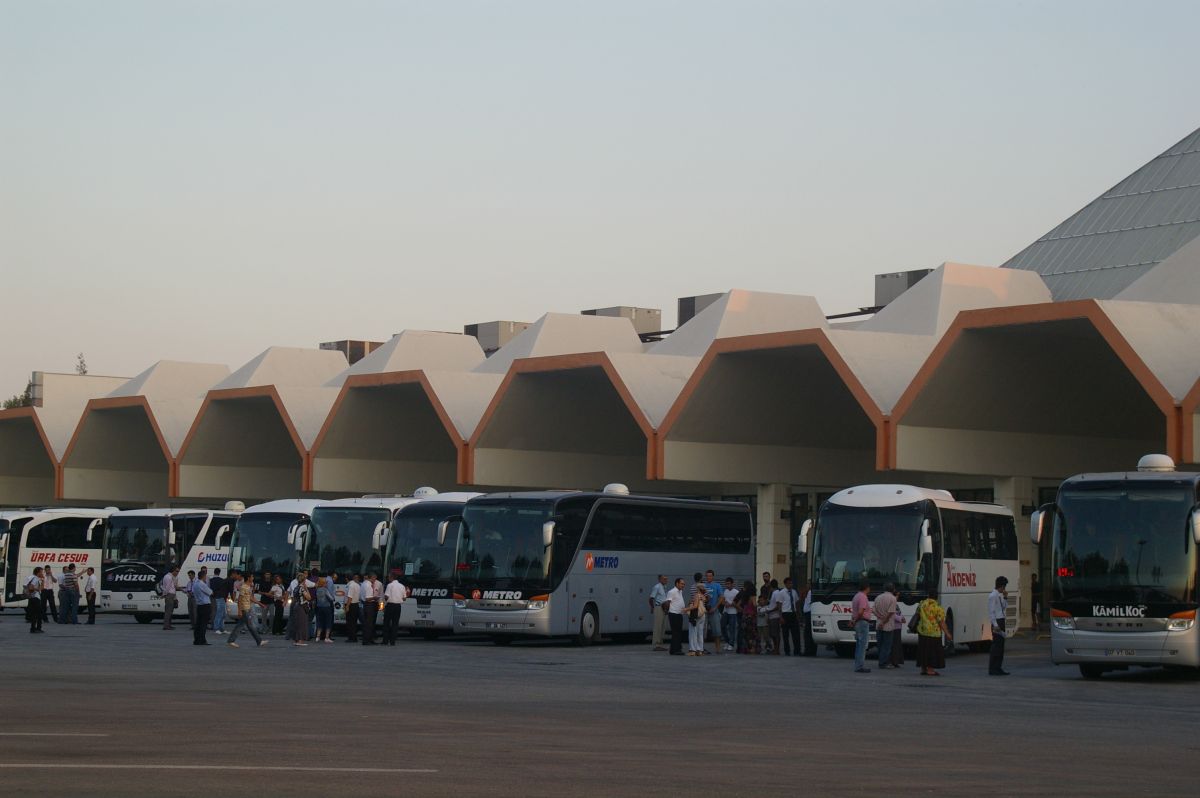 Antalya, autobusové nádraží. Autobusy vládnou turecké dopravě