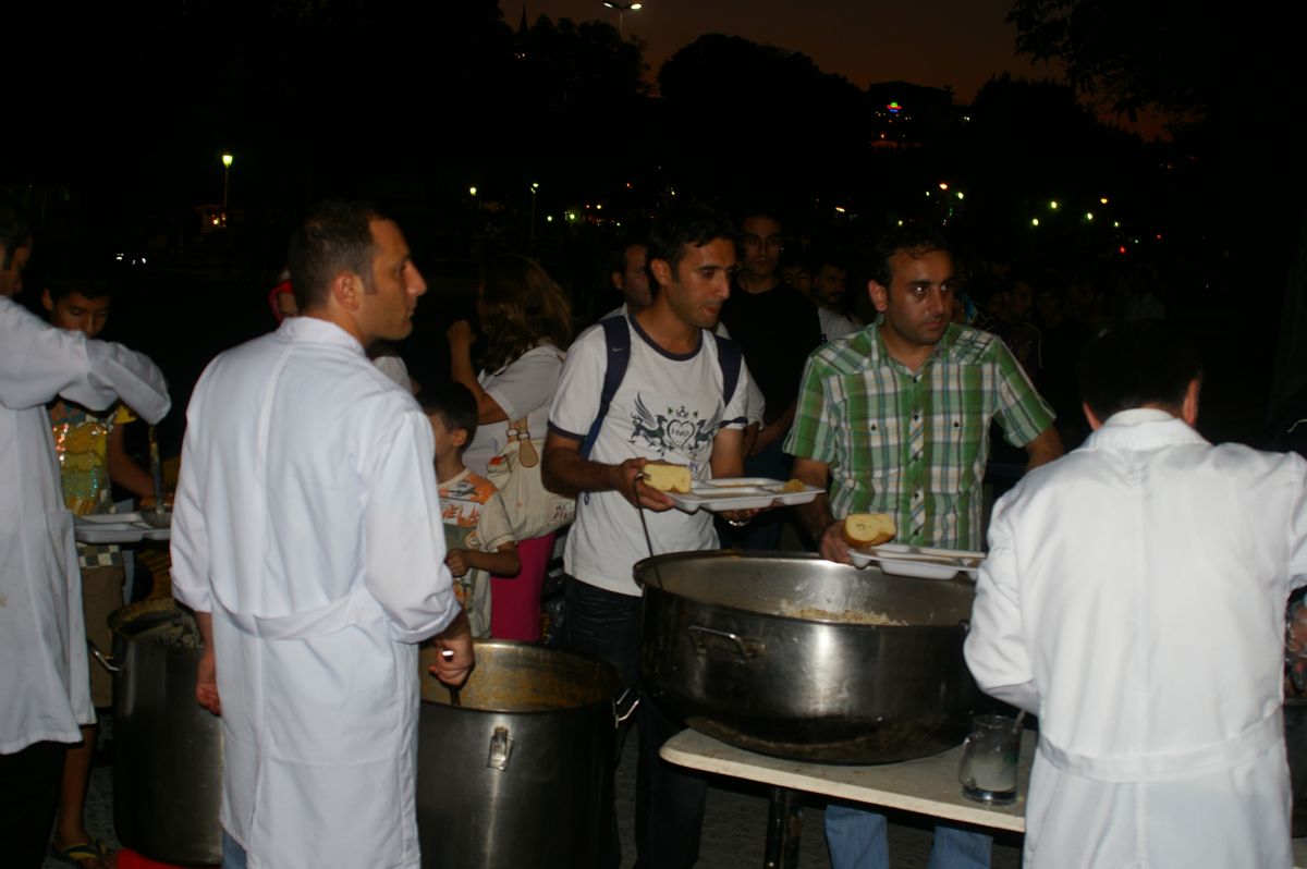 Istanbul, výdej jídla v době ramadánu