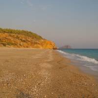 Popis: Středozemní moře, opuštěná pláž