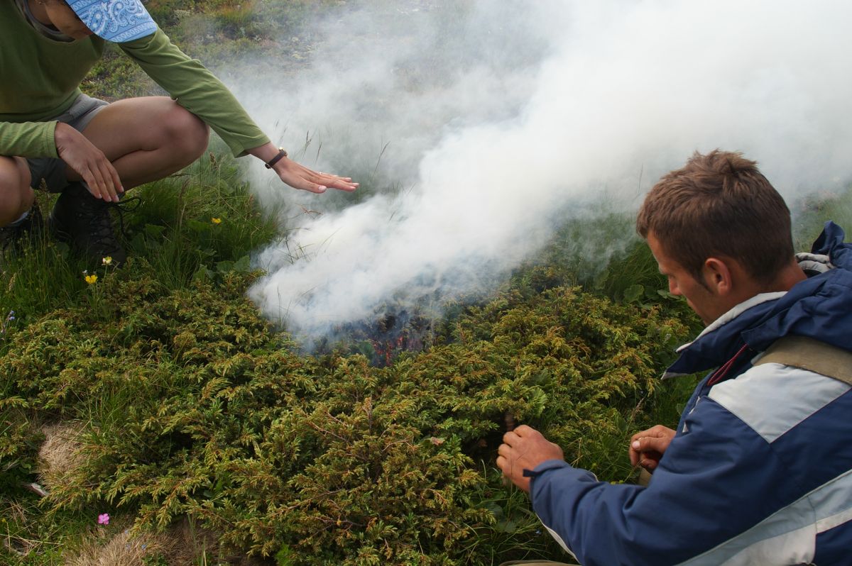 Šar planina, domorodci předvádí pálení jalovce