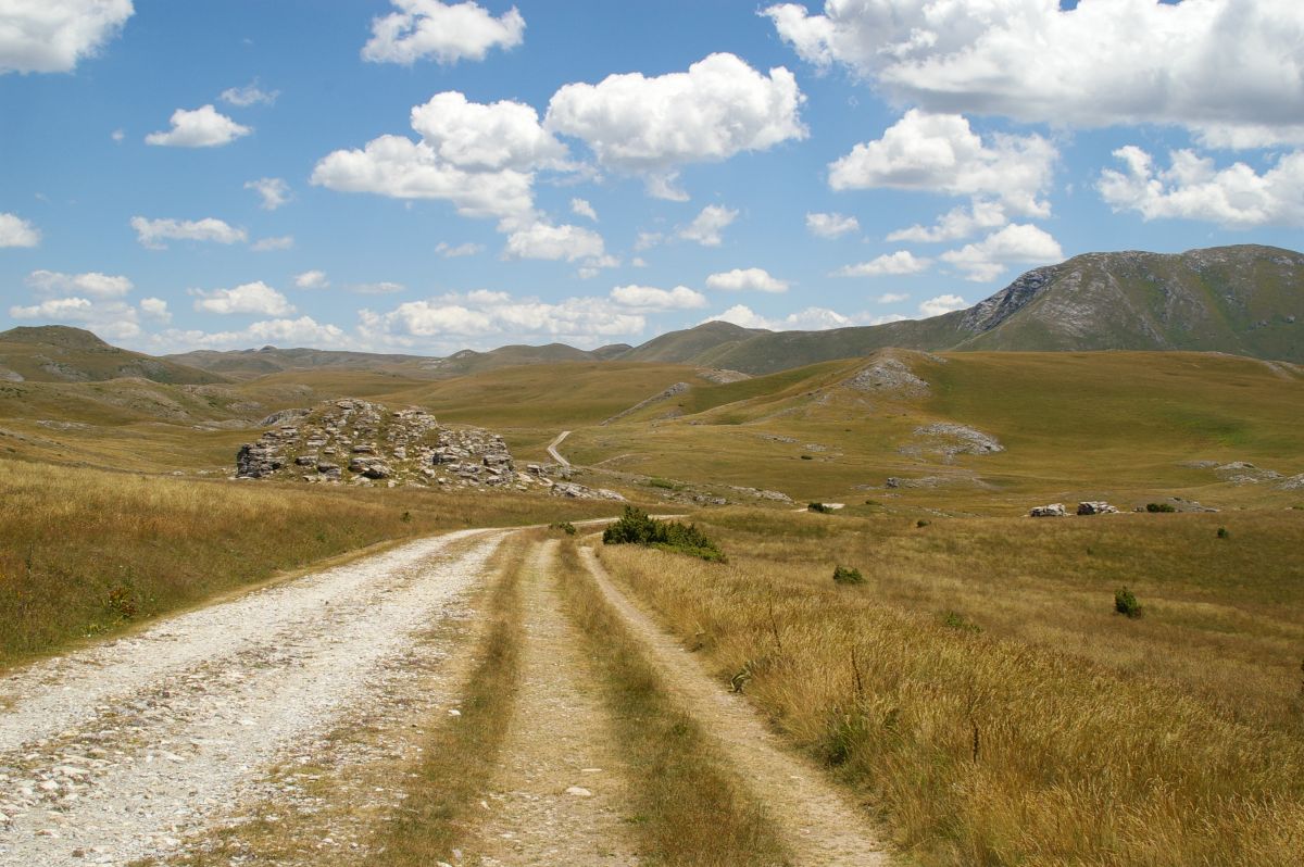 Mavrovo, národní park; cesta přes kras