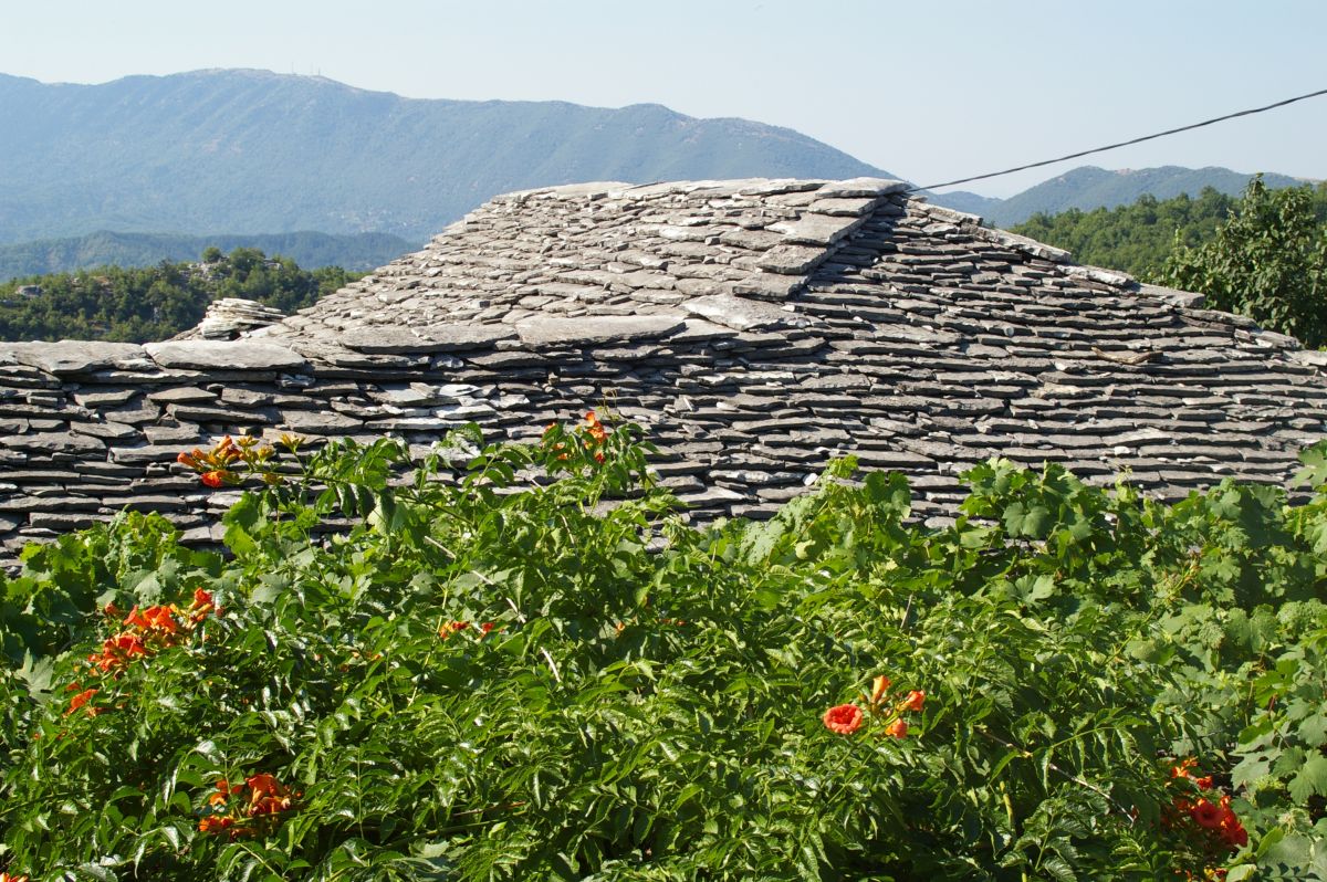 Řecko, pohoří Pindos, kamenná vesnička Monodendri