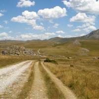 Popis: Mavrovo, národní park; cesta přes kras