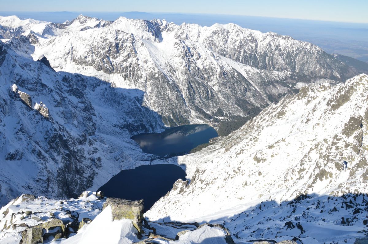 Vrchol Rysů (2499 m), nejvyšší hora Polska, pohled na jezero Morskie oko v Polsku