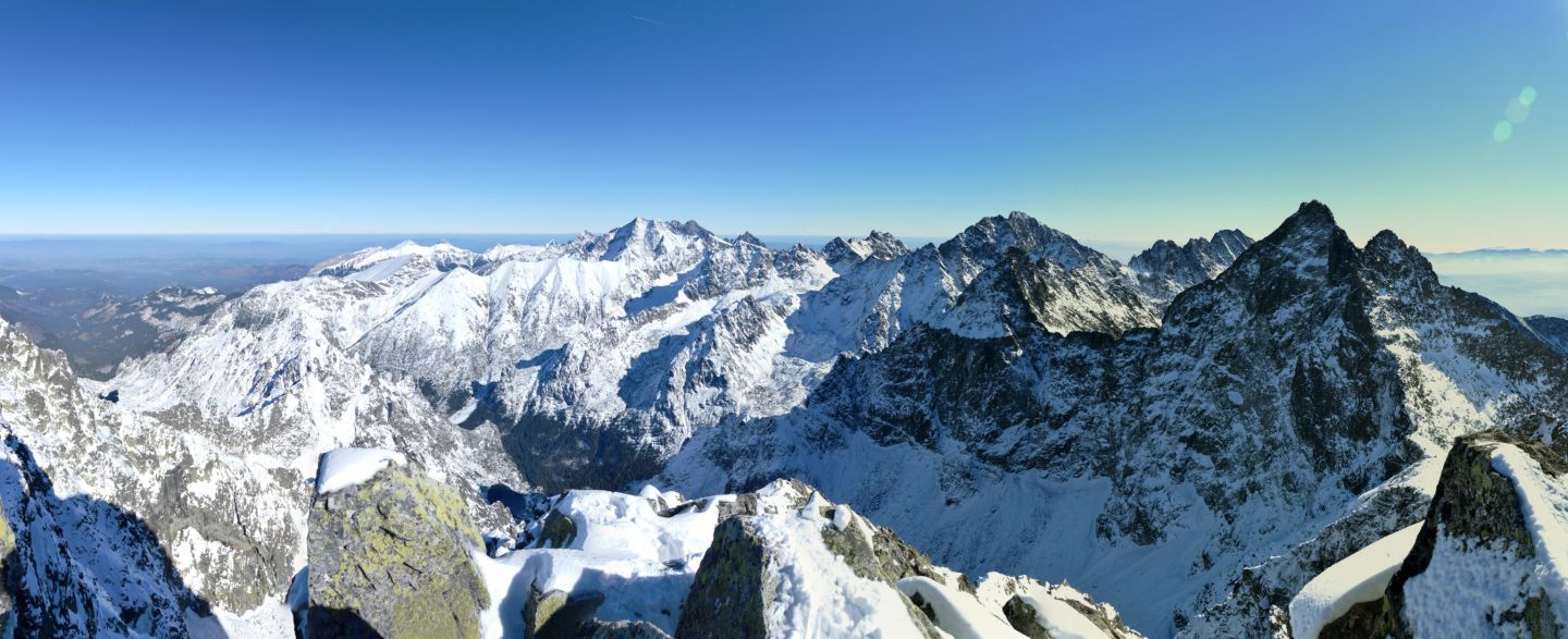 Na vrcholu Rysů, na vyšším tzv. Slovenském vrcholu, pohled k východu (Lomnický štít, Gerlachovský štít)