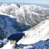 Popis: Vrchol Rysů (2499 m), nejvyšší hora Polska, pohled na jezero Morskie oko v Polsku