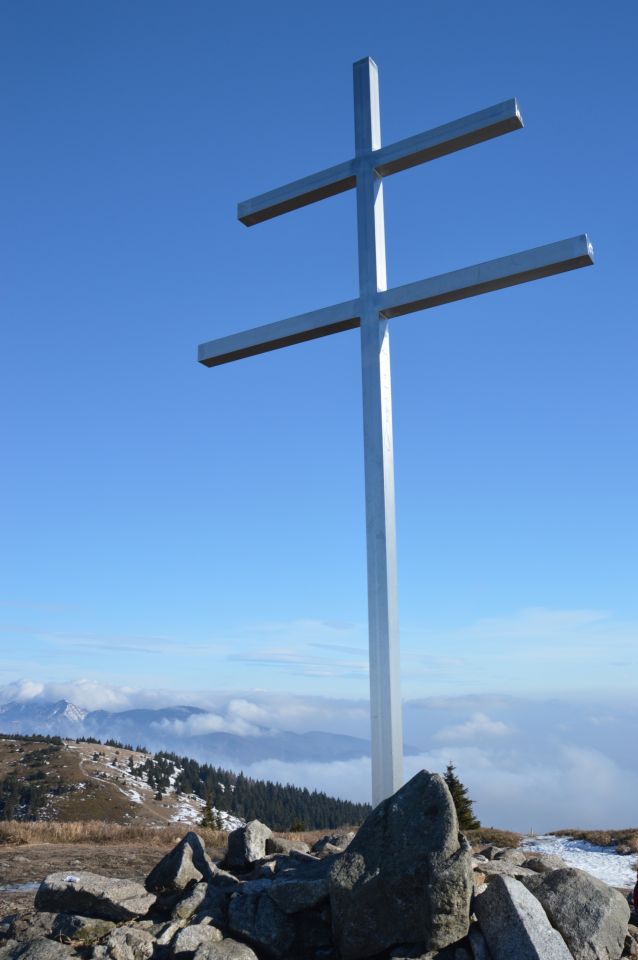 Vrchol Minčolu (1364 m), vzadu Fatranská Malá Fatra