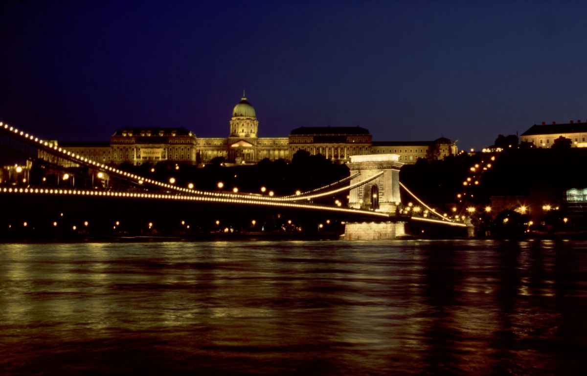Budapešť 15.7.2005, Budínský hrad v noci - večeře na břehu Dunaje; čekání při přestupu na vlak do Bělehradu