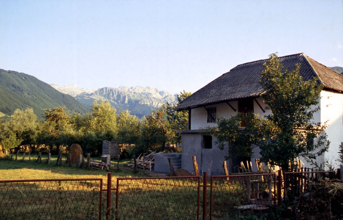 V pohoří Prokletije, východištěm je městečko Gusinje - rodinný domek