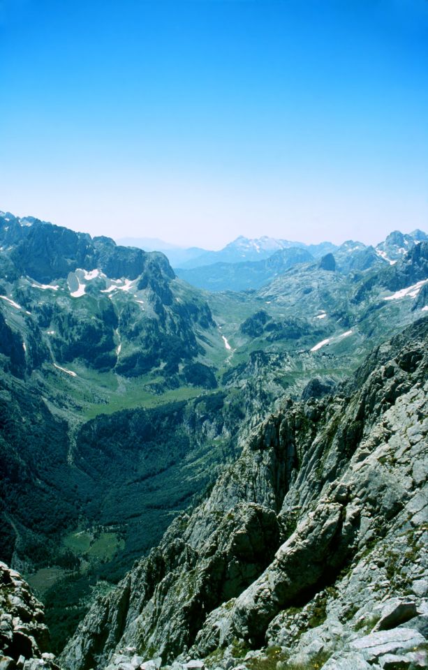 Z hřebene Karanfil, pohled ndo údolé Ropojana (černohorsko-alb.) hranice