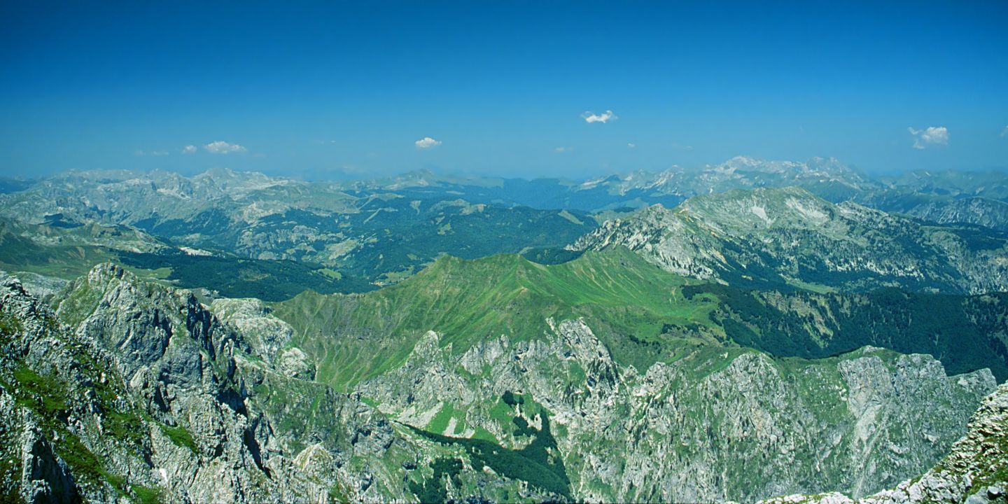 Pohled z Kremeni vrh (2490 m), vepředu Volušnica, Trojan, vzadu pravo pohoří Komovi