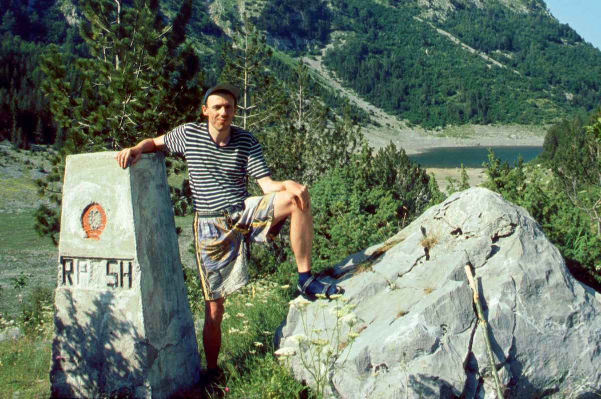 Ropojana, hraniční patník s Albánií; hranice není paradoxně v sedle, ale cca ve 2/3 údolí
