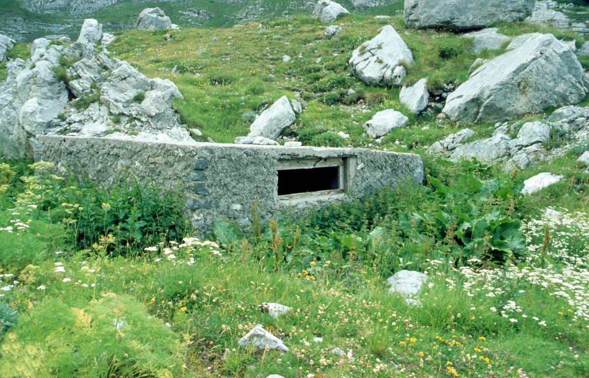 Cestou na Maja e Jezerce (z Černé Hory), albánský bunkr