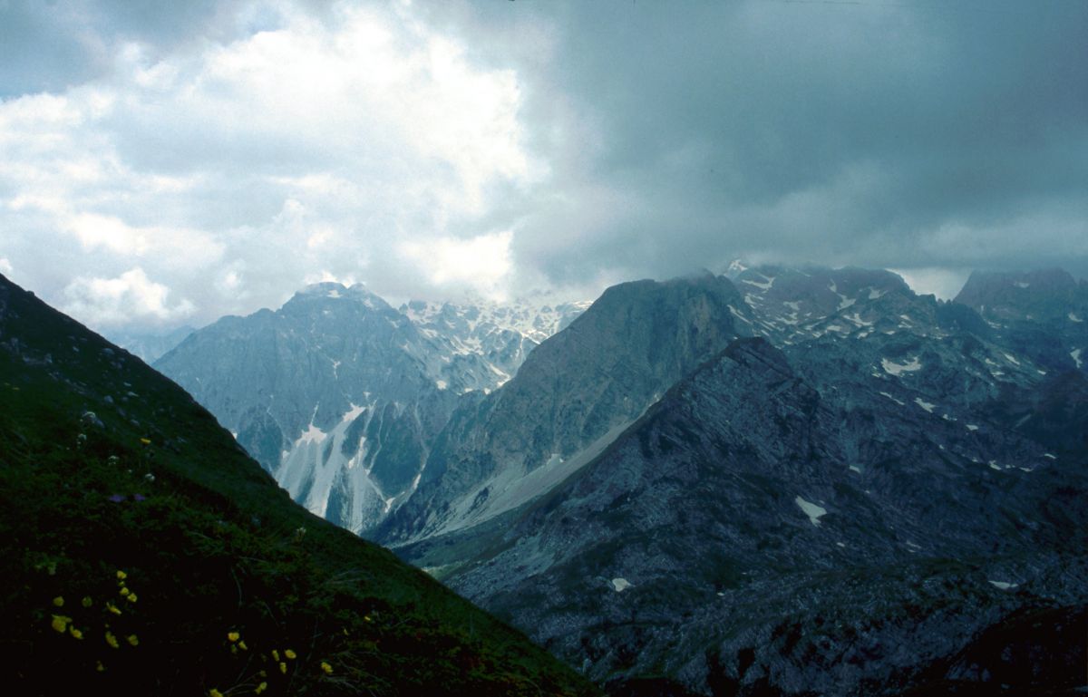 Pohled od Maja Rosit (2 524 m; třetí nejvyšší hory Černé Hory) - Maja Jezerce v mlze