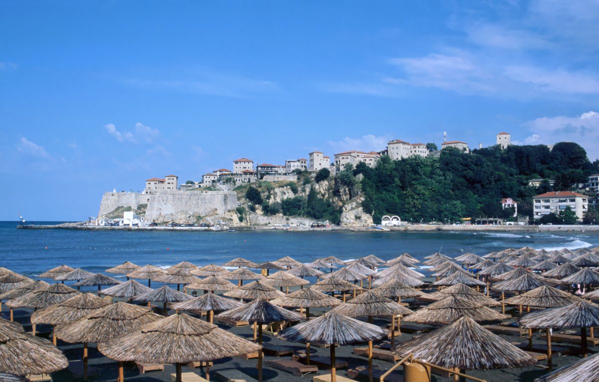 Ulcinj, Malá plaž a staré město vzadu