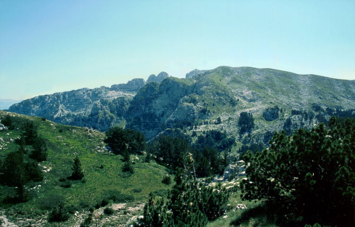 Maganik, pohled na hory Kokot a Medjedji vrh