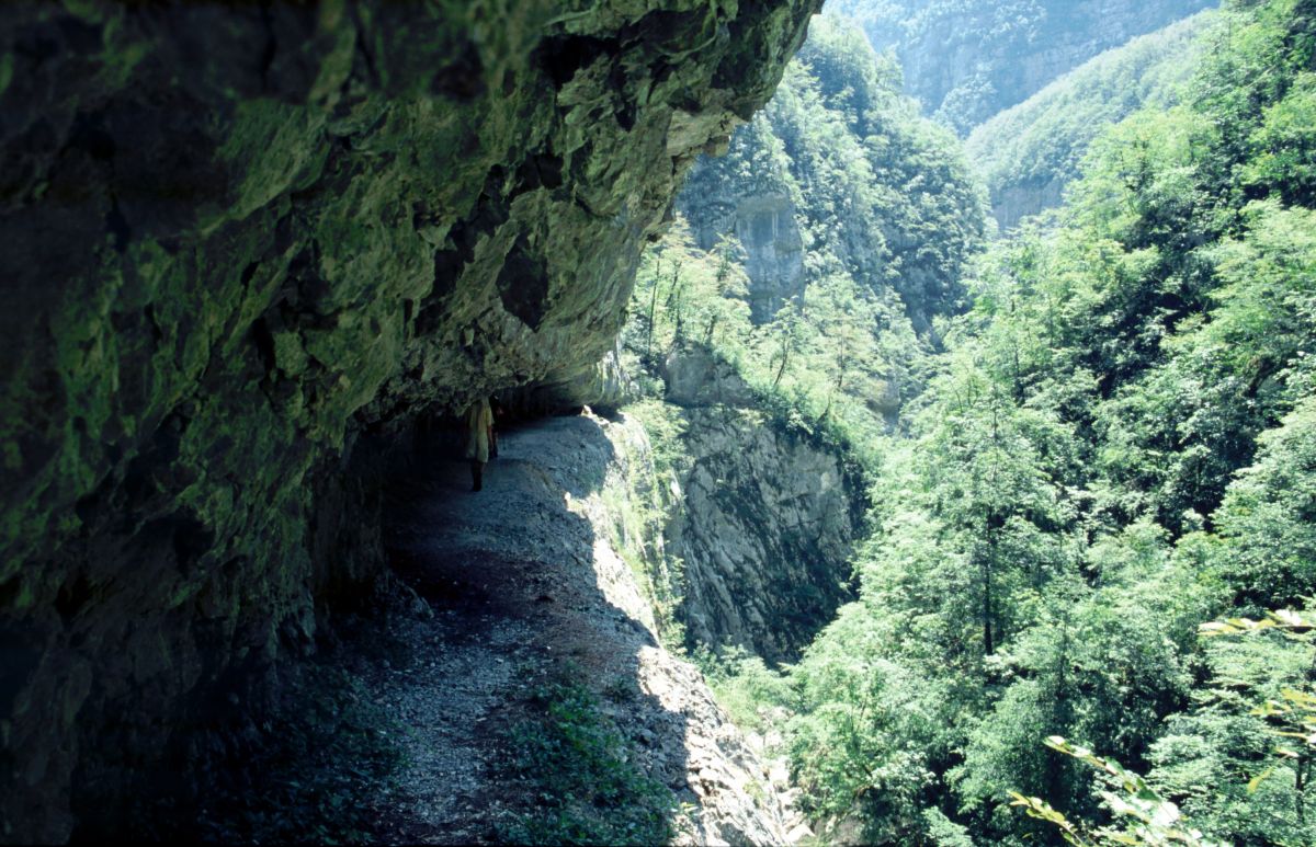 Kapa Morača, kaňon Mrtvice, vystřílená cesta