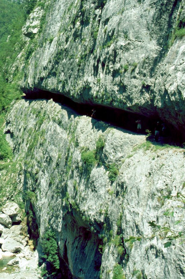 Kapa Morača, kaňon Mrtvice, vystřílená cesta