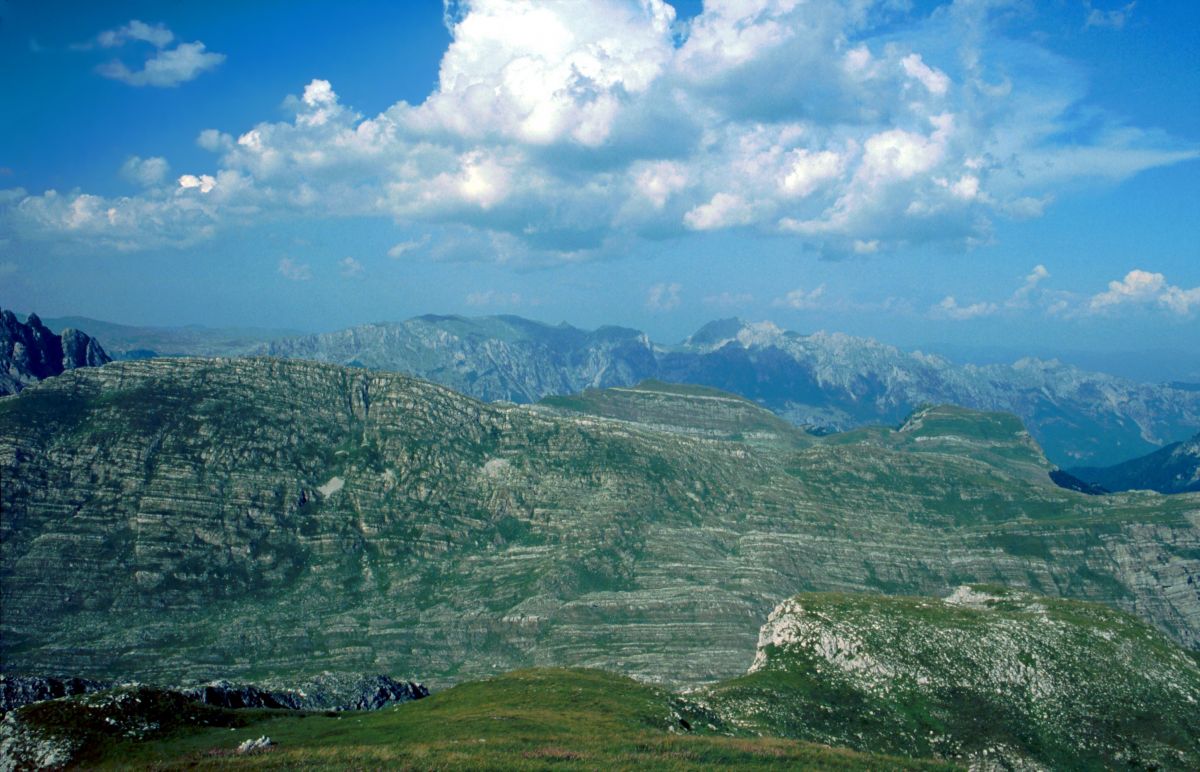 Kapa Morača, pohled na pohoří Sinjajevina z hory Stožac