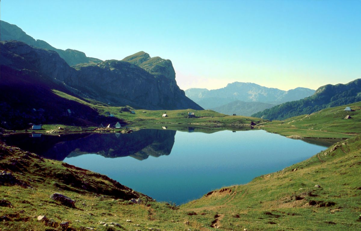 Kapa Morača, Kapetanovo jezera a Maganik vzadu