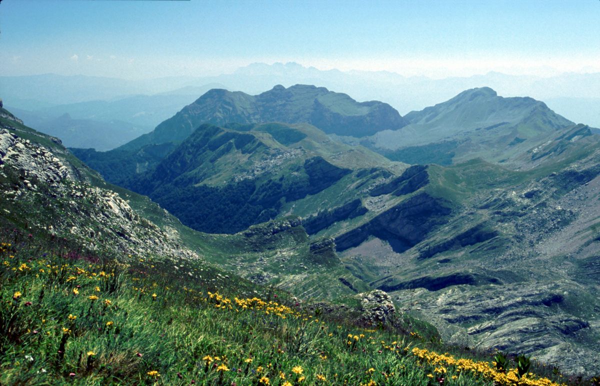 Kapa Morača, na obzoru pohoří Komovi a Prokletije