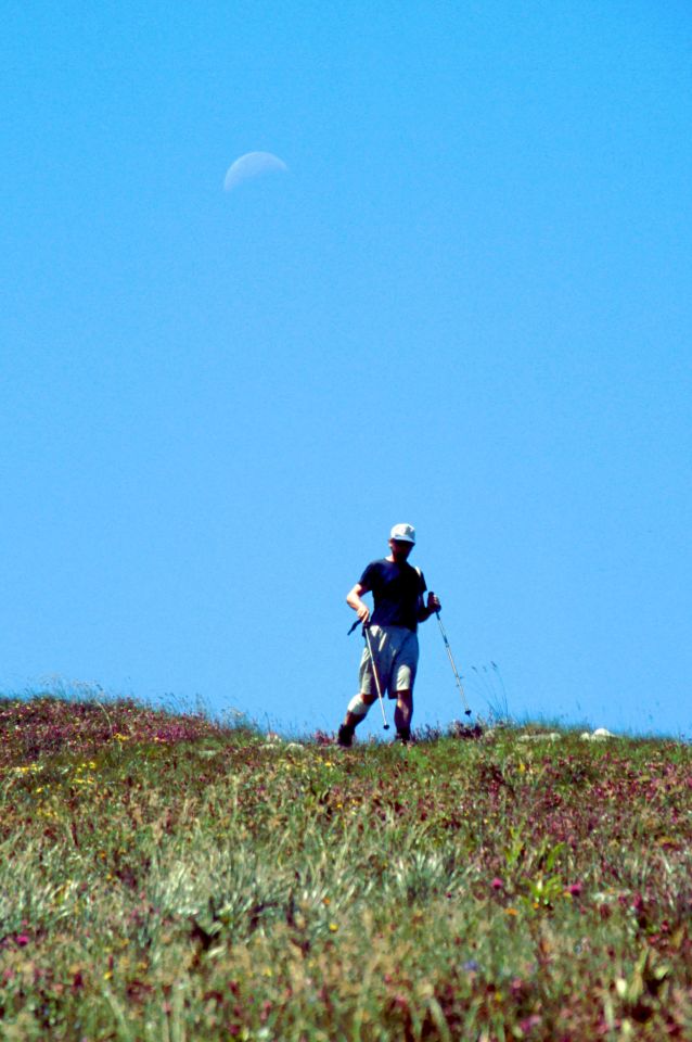 Kapa Morača, Hadař a měsíc na stejnojmenném vrcholu Kapa Morača (2227 m)